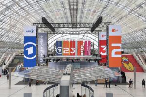 Logos von ARD, ZDF, 3Sat und Arte, symbolisieren den deutschen öffentlich-rechtlichen Rundfunk.