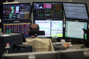 Frankfurter Börse, Dax-Kursanstieg, Investoren beobachten Zinspolitik, Handelsdaten und Marktveränderungen.