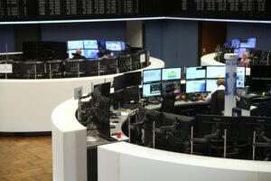 Frankfurter Börse bei Dax-Anstieg, mit RWE, Infineon und Bayer an der Spitze.