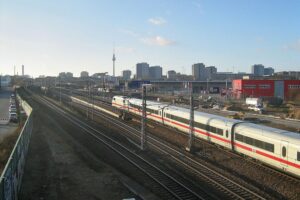 ICE-Zug der Deutschen Bahn in Berlin, symbolisiert steigende Konkurrenz im Schienenfernverkehr.