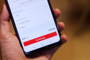 Bahn-App als Symbol der Wettbewerbsgleichheit im Bahnsektor, digitale Mobilität und Kundenzufriedenheit.