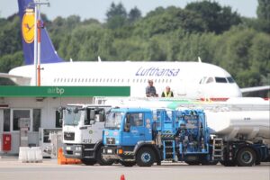 Kerosin-Tankstelle mit Hinblick auf die Diskussion um E-Kerosin und Nachhaltigkeit im Luftverkehr.