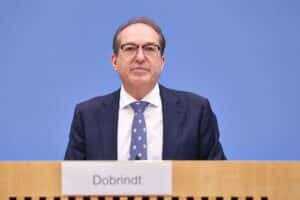 Bundesinnenminister Dobrindt diskutiert Cyberabwehrstrategien gegen hybride Angriffe auf Infrastruktur und Unternehmen.