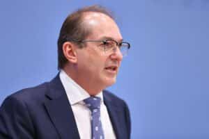 Alexander Dobrindt spricht auf einer Pressekonferenz über Cyberabwehr und Sicherheitsstrategien.