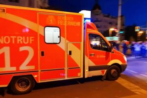 Rettungswagen am Unfallort mit drei verletzten Personen nach Verkehrsunfall in Nordenham.