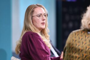 Katharina Dröge diskutiert gegen verpflichtendes Gesellschaftsjahr, betont Respekt und Verantwortung für junge Menschen.