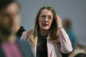 Katharina Dröge kritisiert die Bundesregierung für klimapolitische Entscheidungen, symbolisiert durch Protest oder Diskussion.