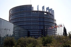 EU-Parlament stimmt für Abschwächung des Lieferkettengesetzes, teilt konservative und extreme Rechte.