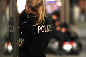 Einbruch in Kirchengemeinde: Täter verursachen hohen Sachschaden, wenig Bargeld entwendet. Zeugen gesucht.