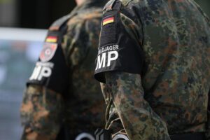 Ein Feldjaeger im Einsatz, symbolisiert Diskussionen über Wehrdienst und junge Menschen in Deutschland.