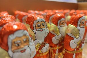 Ein Bild von besorgten Einzelhändlern im Weihnachtsgeschäft mit Weihnachtsmännern als Symbol.