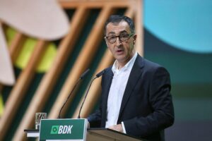 Cem Özdemir im Wahlkampf, diskutiert unterschiedliche Positionen zum Verbrenner-Aus, FDP-Kritik.