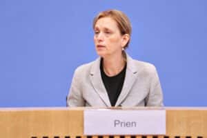 Karin Prien diskutiert Social-Media-Verbot für unter 16-Jährige in Berlin.