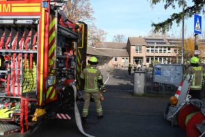 Feuerwehr löscht Brand in Schultoilette, Einsatzkräfte im Einsatz, Schule vorsorglich geräumt.