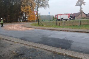 Einsatz der Feuerwehr zur Beseitigung einer Ölspur auf der Bundesstraße 3.