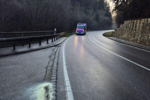 Ölspur auf Bundesstraße 313, Feuerwehr im Einsatz zur Beseitigung, Pkw in Haltebucht.