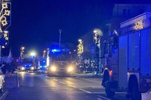 Feuerwehr an Einsatzstelle, Rauchentwicklung in Tiefgarage, Einsatzkräfte in Aktion, Sicherheit gewährleisten.