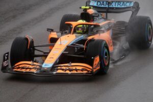 Lando Norris jubelt auf dem Podium, gefolgt von Verstappen und Sainz nach dem Qualifying.
