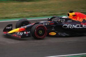 Max Verstappen feiert seinen Sieg beim Großen Preis von Katar auf dem Podium.