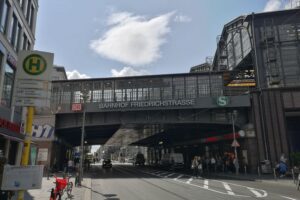 Bahnhof Friedrichstraße: Symbol für Berlins gefährlichste Straße mit vielen Unfällen und Verletzten.