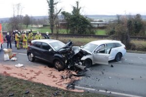 Frontalzusammenstoß auf B64 bei Höxter: schwer verletzte Fahrer, Totalschaden der Fahrzeuge.