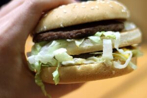 Ein vergleichbarer Burger mit dem Text "Gastroszene: Hohe Gründungsrate, niedrige Überlebensrate".