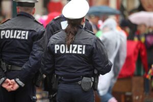 Polizei im Karneval: erhöhte Sicherheit, Zivilpolizisten unter Menschen, neue technische Sperren, Schutzmaßnahmen.