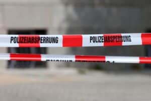 Ein Gerichtsvollzieher wurde während seines Dienstes in Bexbach ermordet; Polizeiabsperrung sichtbar.