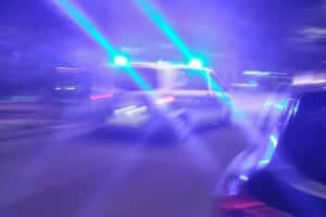 Polizeiauto mit Blaulicht, symbolisiert Sicherheitsbedenken an Silvester und Personalmangel der Polizei.