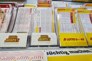 Spielscheine für Eurojackpot und Lotto 6 aus 49 mit Gewinnzahlen und Jackpot-Informationen.