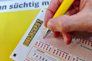 Eurojackpot-Spielschein mit Gewinnzahlen 3, 5, 20, 30, 37, Eurozahlen 6 und 12.
