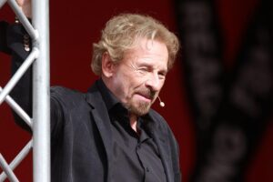 Thomas Gottschalk auf der Bühne, irritiert, während Cher erscheint und das Publikum reagiert.