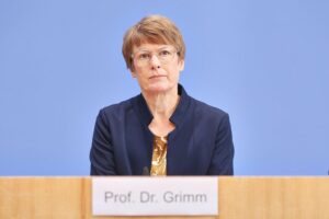 Veronika Grimm diskutiert Wirtschaftsreformen zur Förderung von Wachstum und Flexibilität auf einem Podium.