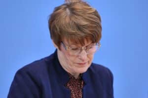 Veronika Grimm, Wirtschaftsweise, diskutiert zur SPD und AfD in einem kritischen Interview.