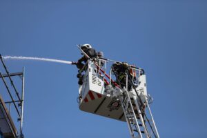 Feuerwehr löschte verheerenden Brand in Hühnerstall, zahlreiche Tiere verendeten. Sachschaden hoch.