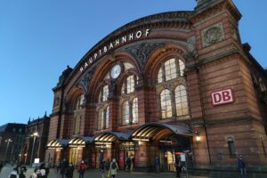 Polizei kontrolliert Personen und deckt Verstöße am Bremer Hauptbahnhof auf. Drogen sichergestellt.