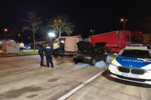 Verkehrskontrolle auf der A1: Polizei überprüft Fahrzeuge, Alkohol- und Waffensümpfe festgestellt.