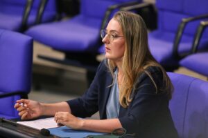 Katharina Dröge fordert Unternehmen auf, sich gegen Rechtsextremismus und Zusammenarbeit mit der AfD zu positionieren.