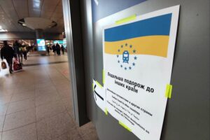 Flüchtlinge aus der Ukraine bei ihrer Ankunft in Deutschland, symbolisch für aktuelle politische Debatten.
