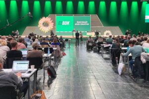 Grünen-Parteitag in Hannover: Diskussionen über Steuern, Energiepolitik und Nahostpolitik im Fokus.