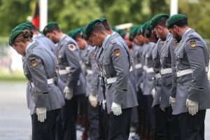 Bundeswehr-Soldaten in Aktion, symbolisieren die Debatte um Dienstpflicht in der Grünen Partei.
