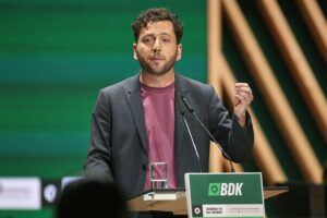 Felix Banaszak spricht auf dem Bundesparteitag über soziale Gerechtigkeit im Klimaschutz.