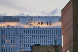 Hebammenwissenschaft in Berlin wird doch nicht zusammengestrichen Bild zeigt die Charité, symbolisiert medizinische Ausbildung, insbesondere Hebammenwissenschaft und politische Entscheidungen.