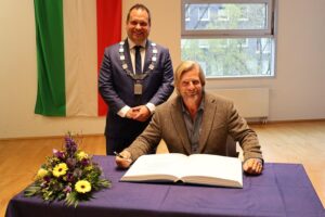Oberbürgermeister Rehbein und Henning Baum schreiben ins Goldene Buch der Stadt Hagen.