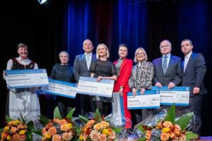 Innenminister Poseck, Hofmeister und Preisträger im Pariser Hoftheater bei Preisverleihung.