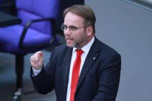 Timon Gremmels diskutiert Demokratieforschung an Hochschule Fulda mit Studierenden und Wissenschaftlern.