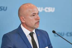 CSU-Politiker Alexander Hoffmann diskutiert Wirtschaftsthemen und Energiepreise im Koalitionsausschuss.
