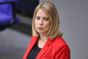 Verena Hubertz spricht über Wohnungsbau und staatliche Förderungen in Berlin.