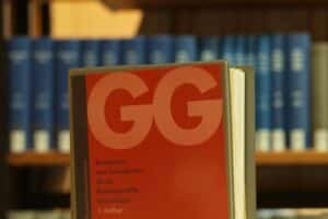 Ein Grundgesetz-Buch in einer Bibliothek, symbolisierend die Diskussion über Wohnrecht.