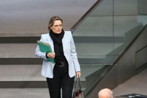 Stefanie Hubig diskutiert Gesetzentwurf zum Schutz vor häuslicher Gewalt mit Fußfesseln für Täter.